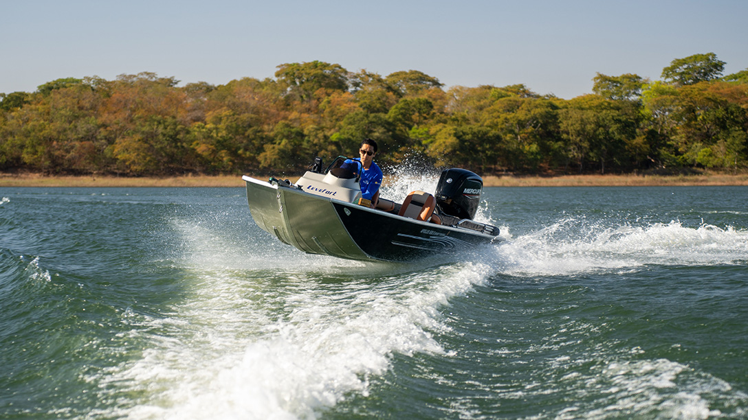 Família navegando em barco Levefort