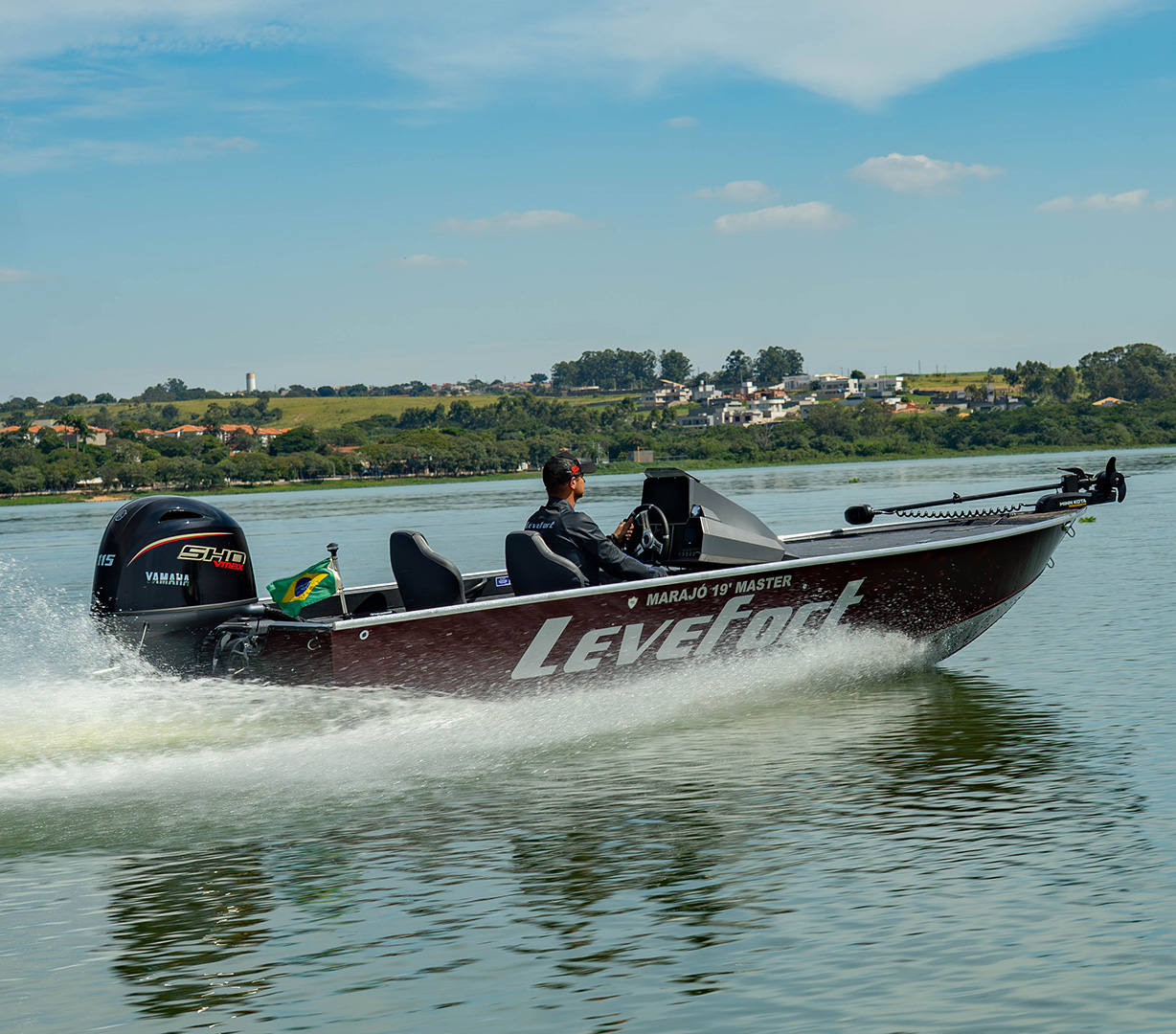 Barco Levefort navegando