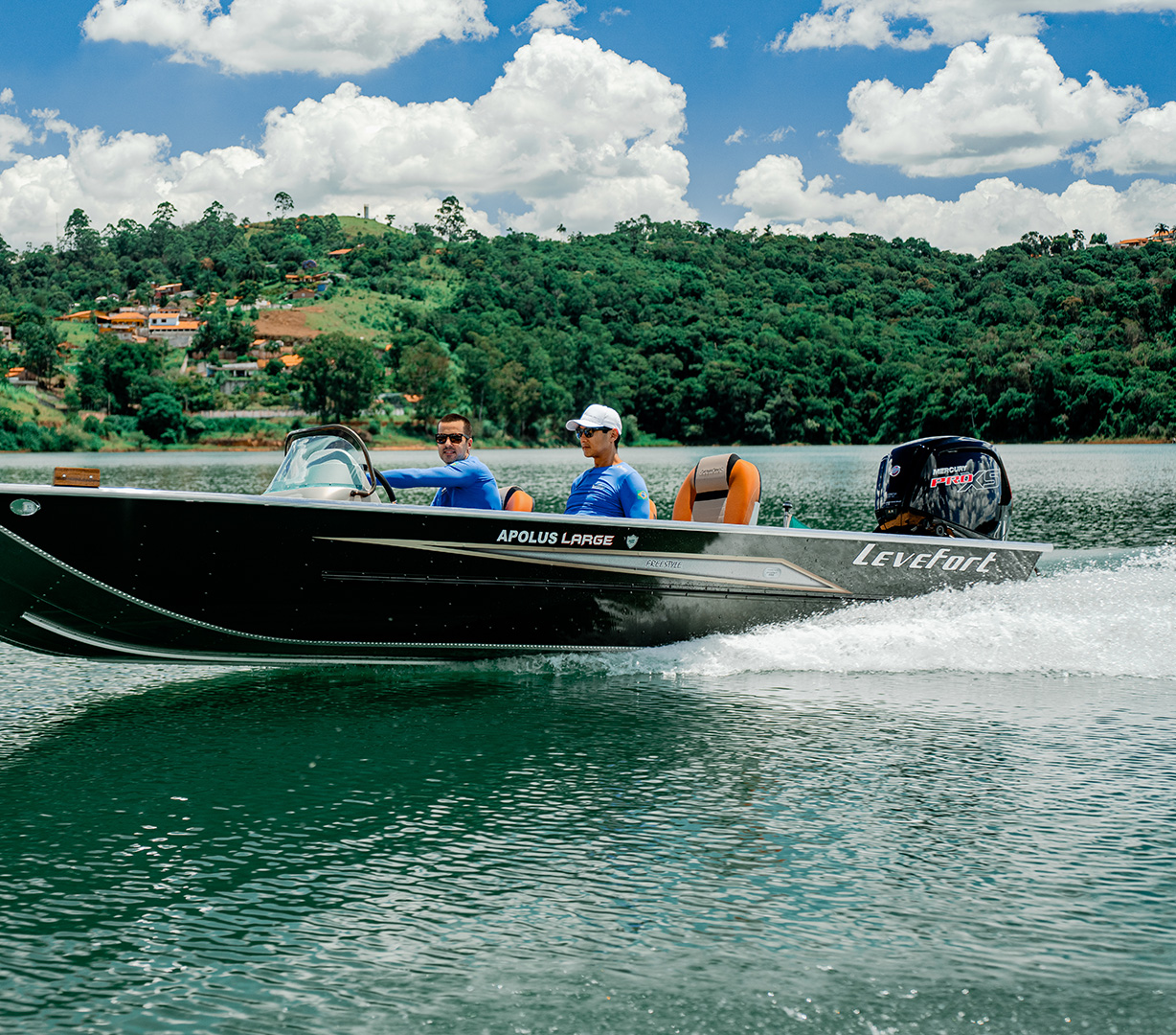 Barco Levefort navegando